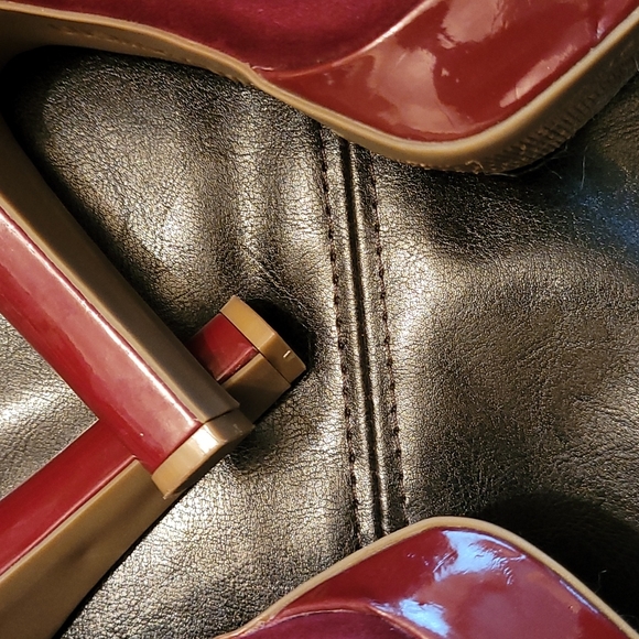 Beautiful burgundy pumps! - Picture 4 of 7